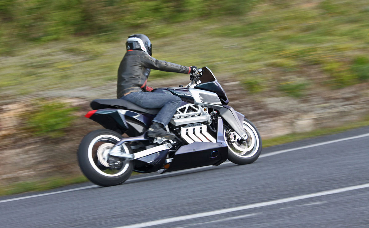 Minimalistický dizajn odhaľuje nielen motor,...