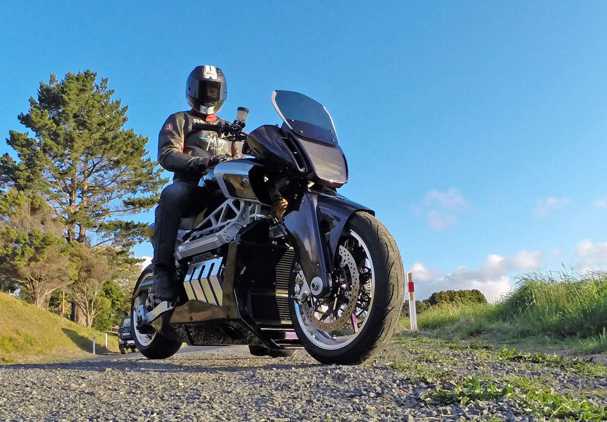 Základom Aurory V8 je pozdĺžne uložený...