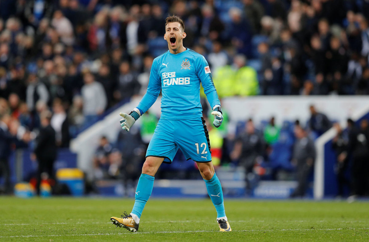 Martin Dúbravka oslavuje triumf United v zápase...