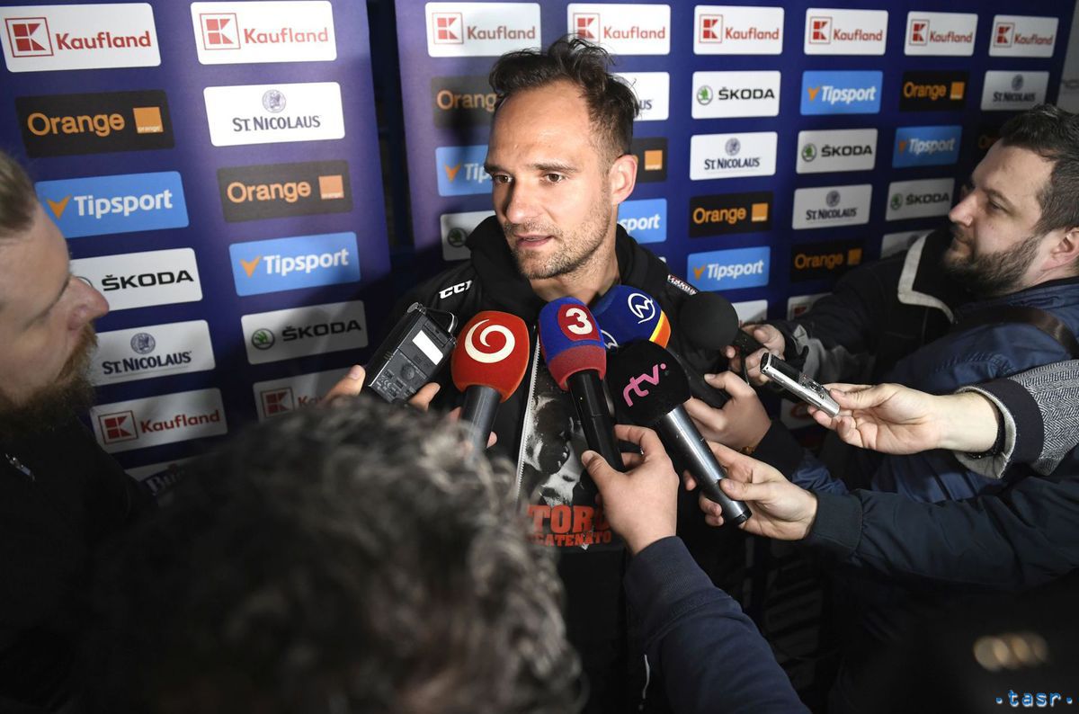 Andrej Sekera odpovedá na otázky novinárov.
