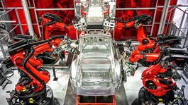 Elon Musk priznal chybu. Výrobu modelu Tesla 3 spomaľujú roboty!