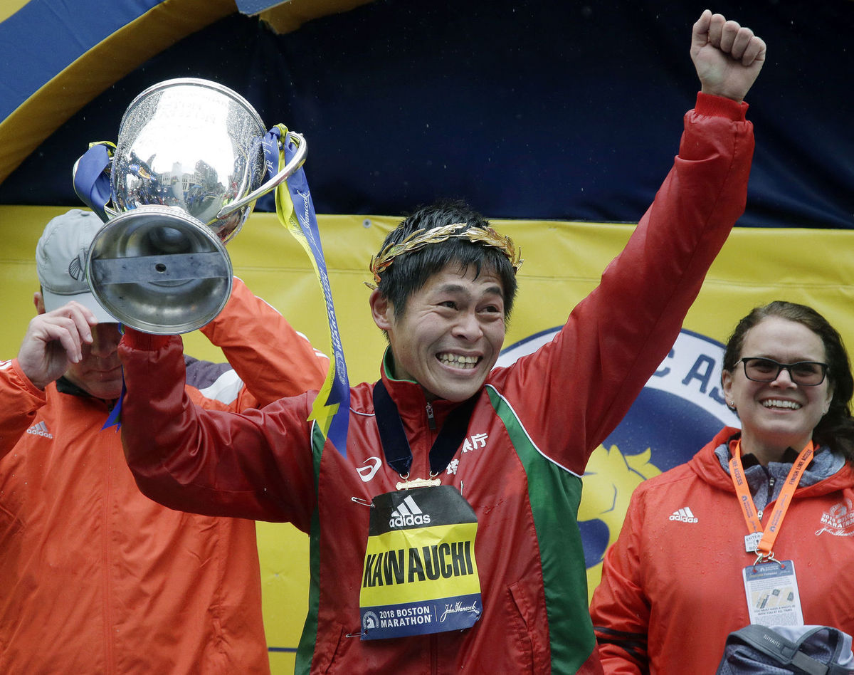 Juki Kawauči sa teší zo senzačného triumfu.