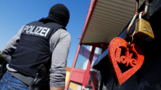 Nemecká polícia zadržala 100 podozrivých, ktorí organizovali nútenú prostitúciu