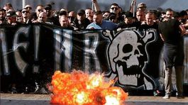 Šialený Balkán. Explózia na sofijskom derby vážne zranila mladú policajtku