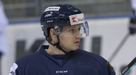 Bez výstroja: Bondrovi chutí držková od deda. Otcov slávny gól nevidel