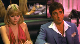 Herečka Michelle Pfeiffer a herec Al Pacino na zábere z filmu Zjazvená tvár. 