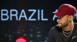 Poker namiesto osláv. Neymar pľuje na Paríž