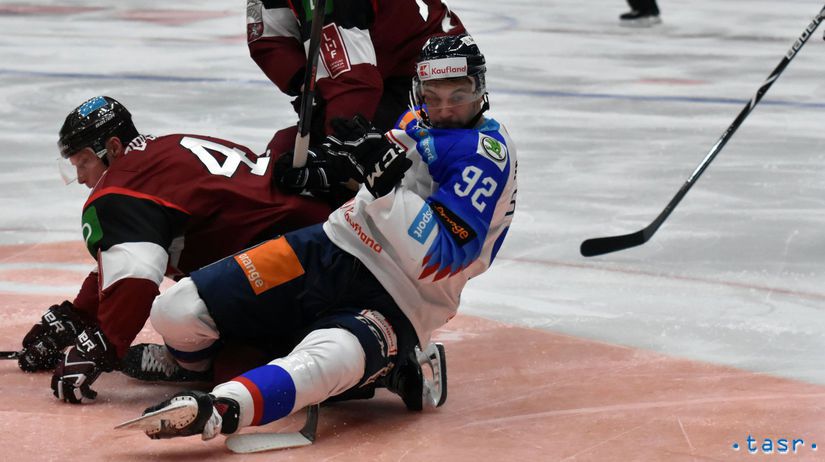 Na snímke hráč Slovenska Eduard Šimun a Lotyš...