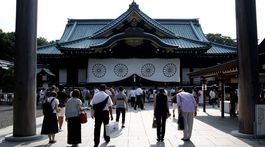 Japonskí poslanci opäť navštívili kontroverznú svätyňu, ktorá rozčuľuje susedov