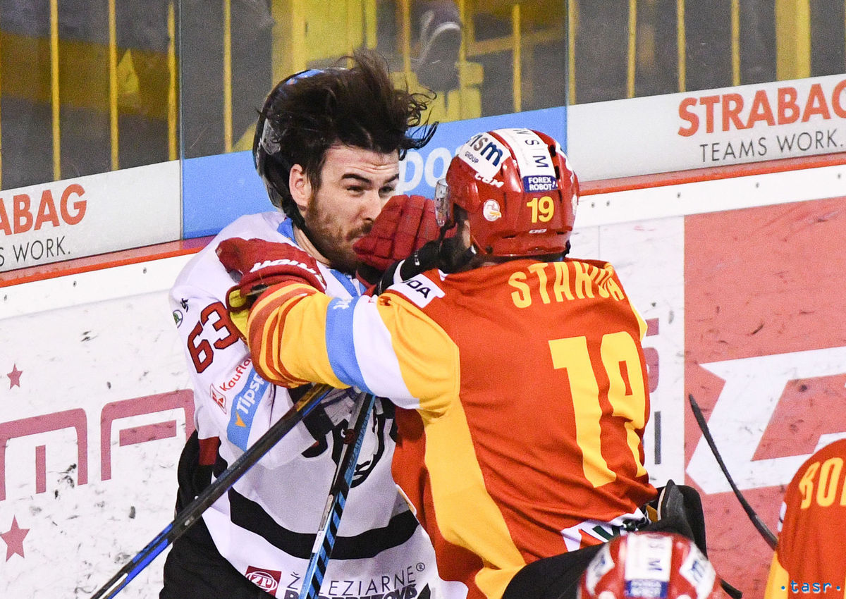 Patrik Lamper z Banskej Bystrice (vľavo) a...