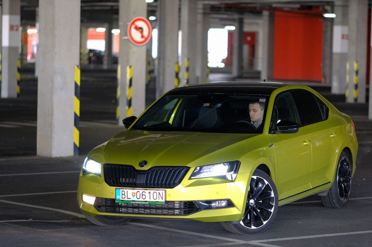 Škoda Superb Sportline s príplatkovou farbou...
