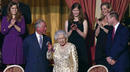 Britská kráľovná Alžbeta II. obklopená členmi kráľovskej rodiny na oslave svojich narodenín v koncertnej sále Royal Albert Hall. 