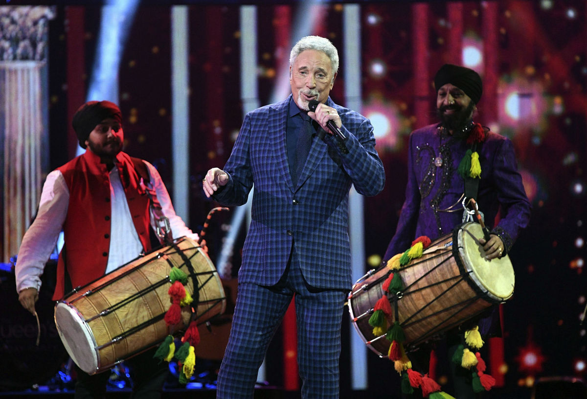 Kráľovnej spieval aj Tom Jones.