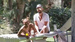 Exspajska sa neostýcha! Lapá bronz hore bez, figúru má vo forme!