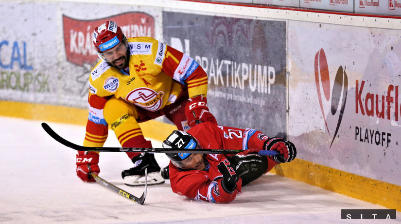 Zľava: Peter Fruhauf z HK Dukla Trenčín a Eric...