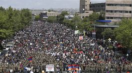 Arménsky premiér podľahol tlaku ulice