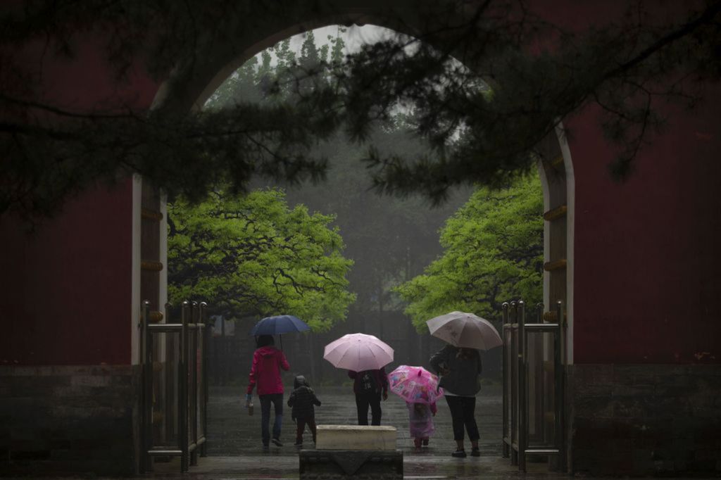 Čína, dážď, dáždniky, počasie, prší