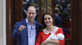 Princ William a jeho manželka Kate, vojvodkyňa z Cambridge pózujú so synčekom, ktorý prišiel na svet v pondelok 23. apríla. 
