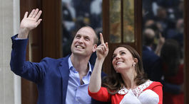 Princ William a jeho manželka Kate, vojvodkyňa z Cambridge pózujú so synčekom, ktorý prišiel na svet v pondelok 23. apríla. 
