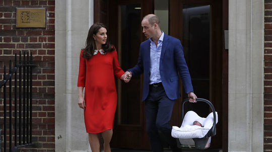 Britský princ William (vpravo) a Kate,...