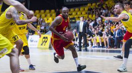 Rasizmus pod deravými košmi? Košičan opľul Američana, dostal len pokutu