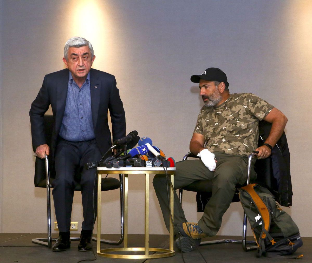 Serž Sargsian (vľavo) v nedeľu na krátkom...