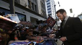 Herec Chris Pratt rozdáva autogramy. 