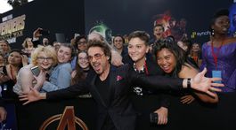 Herec Robert Downey Jr. pózuje s fanúšikmi.