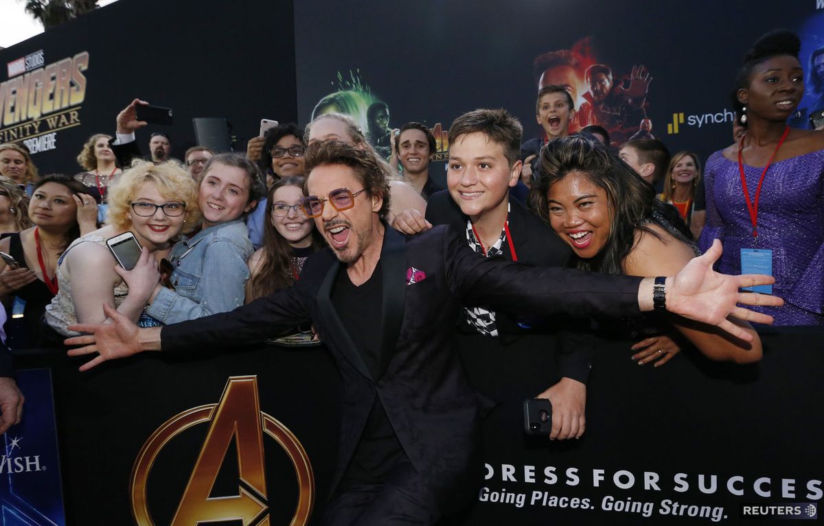 Herec Robert Downey Jr. pózuje s fanúšikmi.