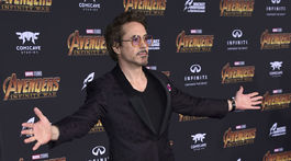 Herec Robert Downey Jr. (predstaviteľ Iron Mana) zdraví fanúšikov a fotografov. 