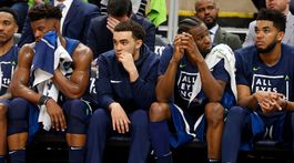 Houston zdemoloval Minnesotu 50 bodmi v tretej štvrtine a je krok od postupu