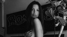 Taká, ako ju boh stvoril! Emily Ratajkowski sa opäť predvádza nahá