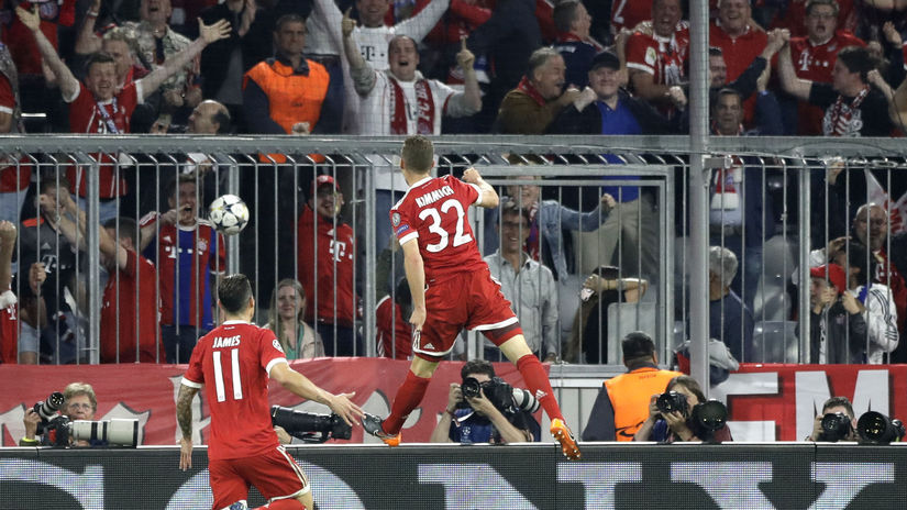 Joshua Kimmich z Bayernu sa raduje z úvodného...