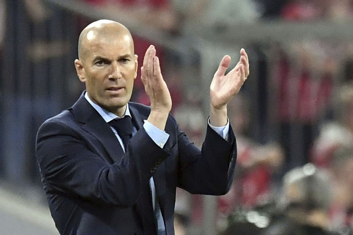 Zinedine Zidane tlieska svojim hráčom po výhre...