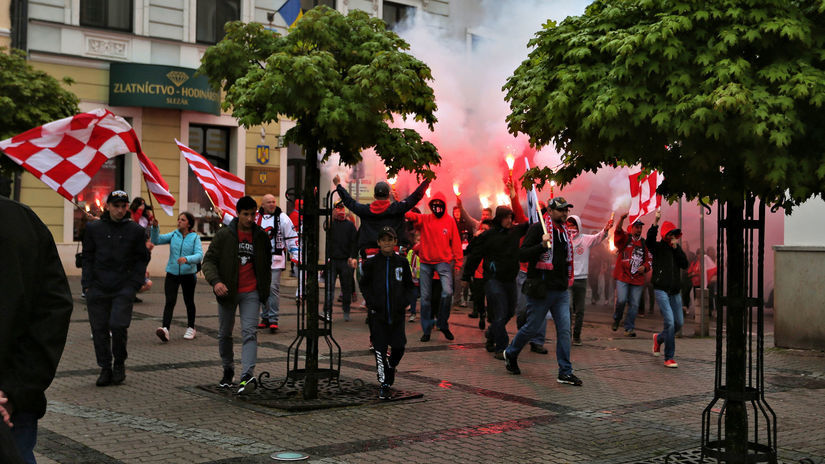 Fanúšikovia na Námestí SNP v Banskej Bystrici...