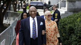 Porota znovu rozhoduje o vine Billa Cosbyho. Manželka pri ňom stojí!