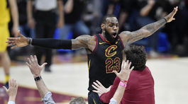 Hviezdny LeBron poslal Cleveland do vedenia s klaksónom, Houston je v 2. kole