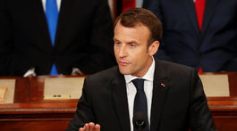 Macron odmietol stretnutie s dalajlámom, bojí sa reakcie Číny