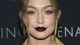 Modelka Gigi Hadid predviedla výrazný tmavý rúž na perách. 