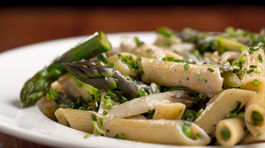 Využite čas mladej špargle! Šup s ňou na cestoviny