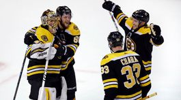 Boston nedopustil obrat Toronta. V tretej tretine strelil štyri góly a postúpil