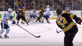 VIDEO: Pozdrav bombardéra. Chára trafil Riellyho do tváre, doráňaný dohral