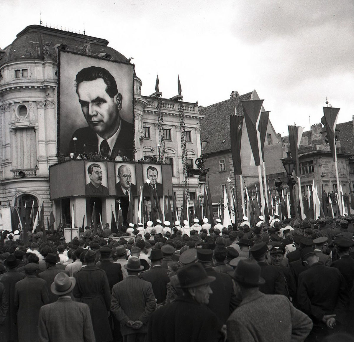 Bratislava, 1. máj 1948 a portrét Viliama...