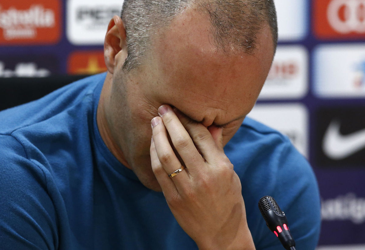 Plačúci Andrés Iniesta oznamuje svoj koniec v...