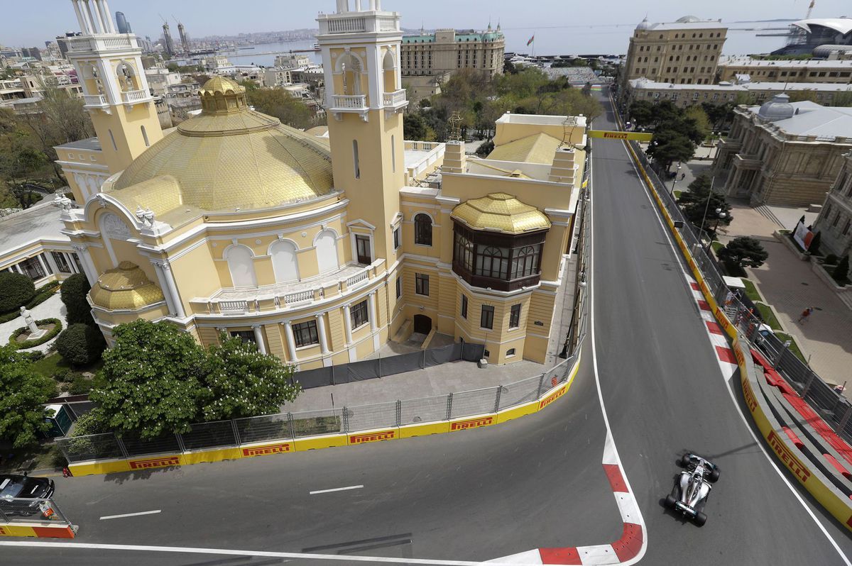 Lewis Hamilton počas tréningu v Baku.
