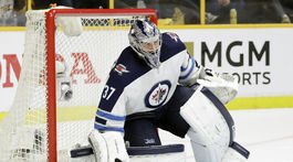 Nepriestrelný Hellebuyck priviedol Winnipeg k prvej výhre