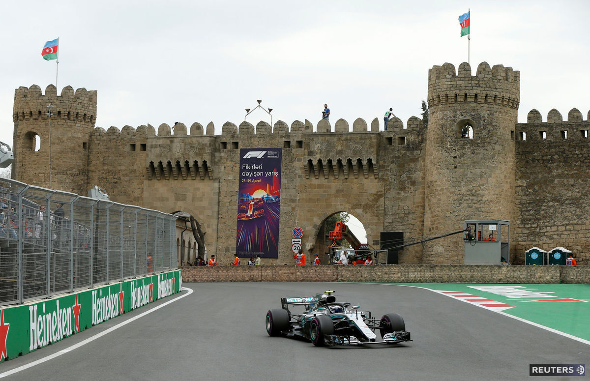 Valteri Bottas a mestské hradby v Baku.