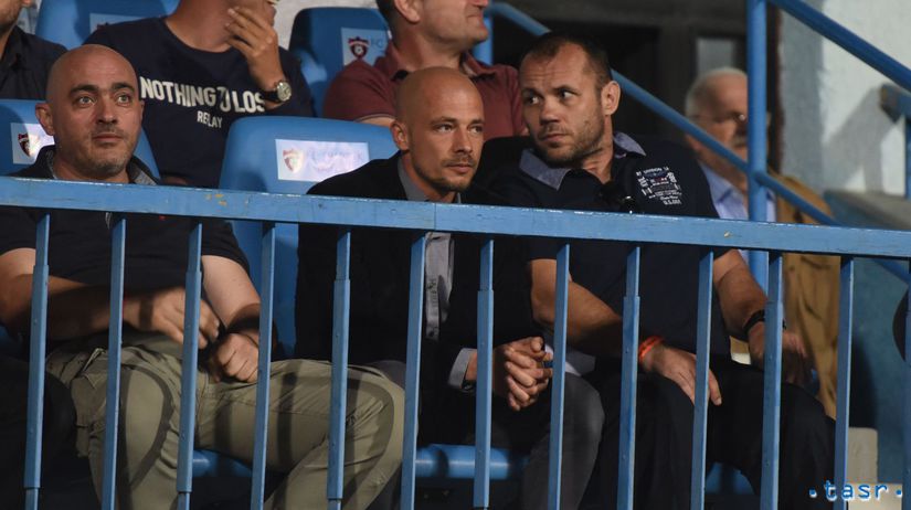 Tréner Trnavy Nestor El Maestro (v strede) pre...