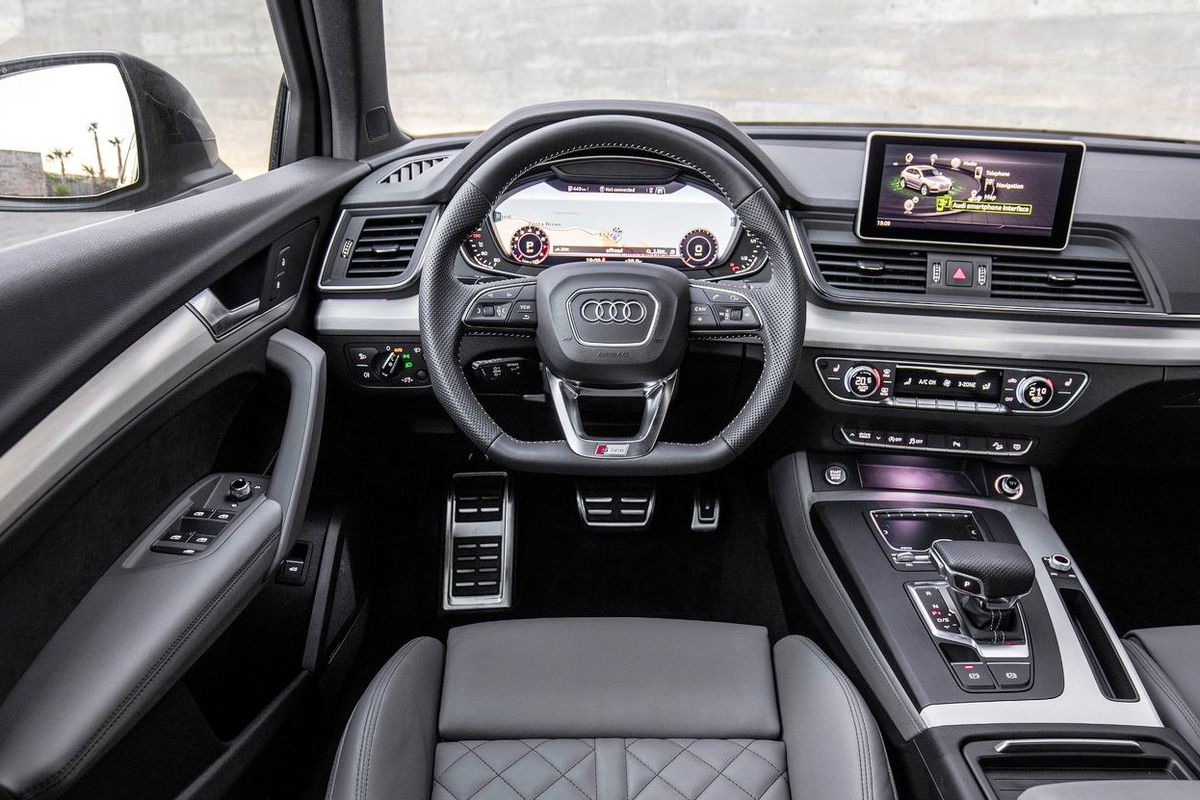 Palubná doska je identická s bežným Audi Q5....