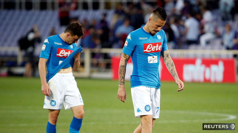 Kapitán Neapola Marek Hamšík (vpravo) po prehre...